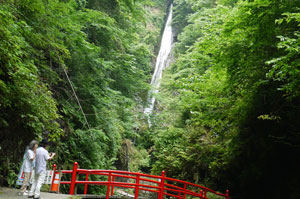 “水源のまち山北　酒匂川水系滝沢川　名水百選「洒水の滝」”